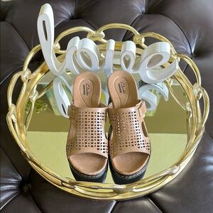 NWT Clarks Hayla Samoa Tan Wedge 9.5